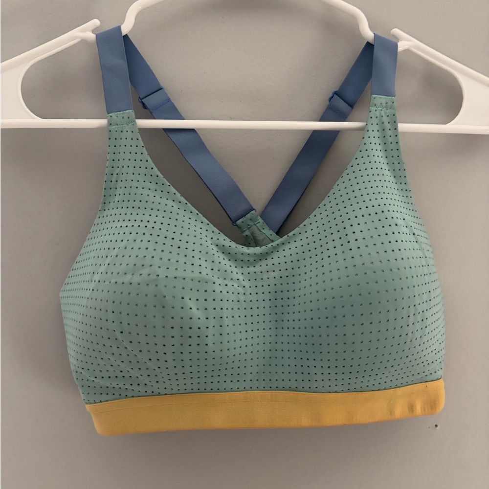 Victoria Secret sports bra (32D)